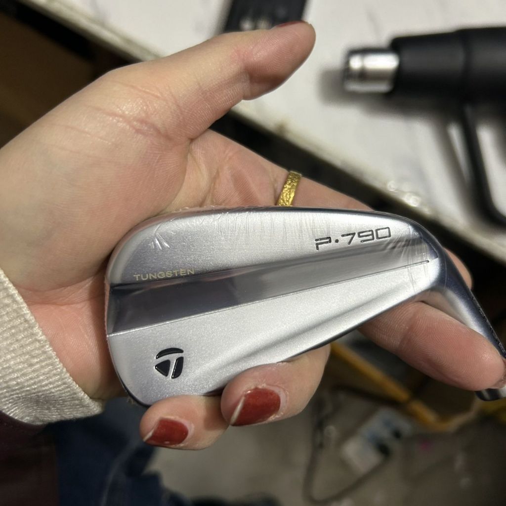 Bộ sắt golf P790 bạc thế hệ thứ tư, 7 cây gồm 4-9 và PW, trục thép, đầu than chì, tay phải