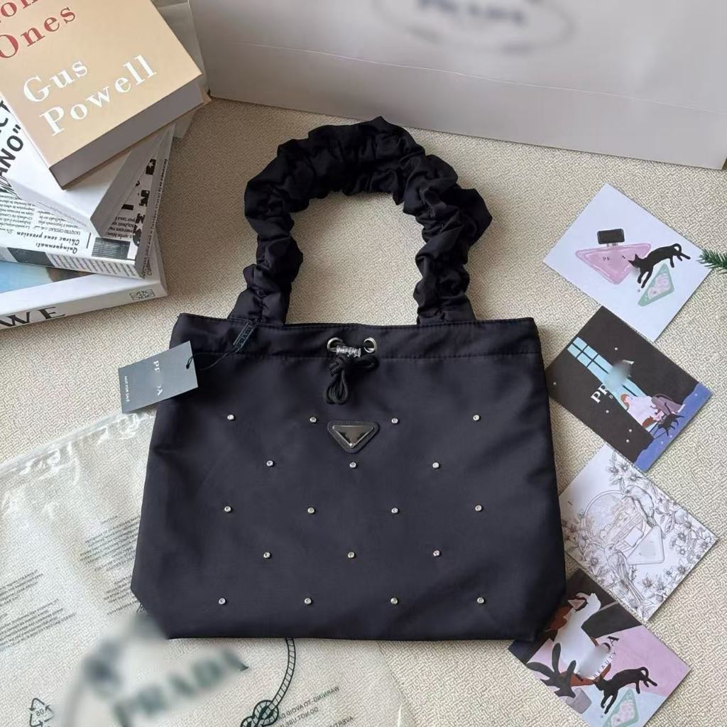 [VIP Độc quyền] Túi Tote dây đeo vai xếp li đinh tán bằng kim cương nguyên khối Nylon đen cổ điển kè
