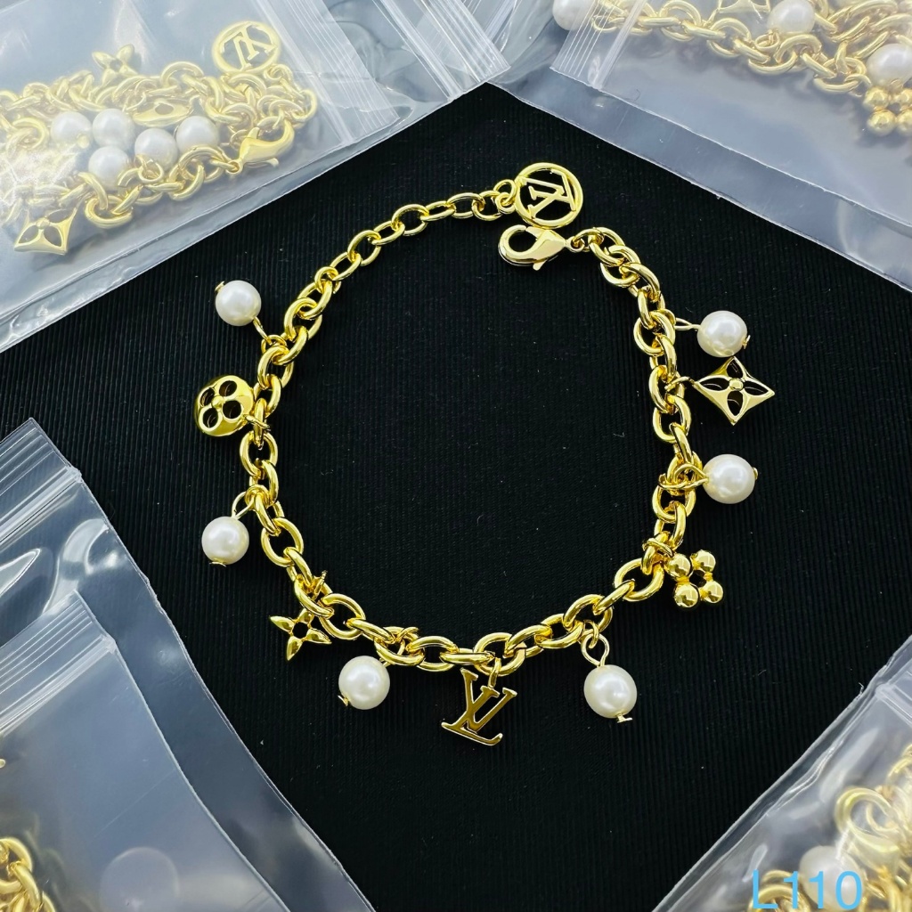 Vòng tay phong cách LV đính ngọc trai, charm hoa 4 lá vàng, thiết kế cổ điển sang trọng