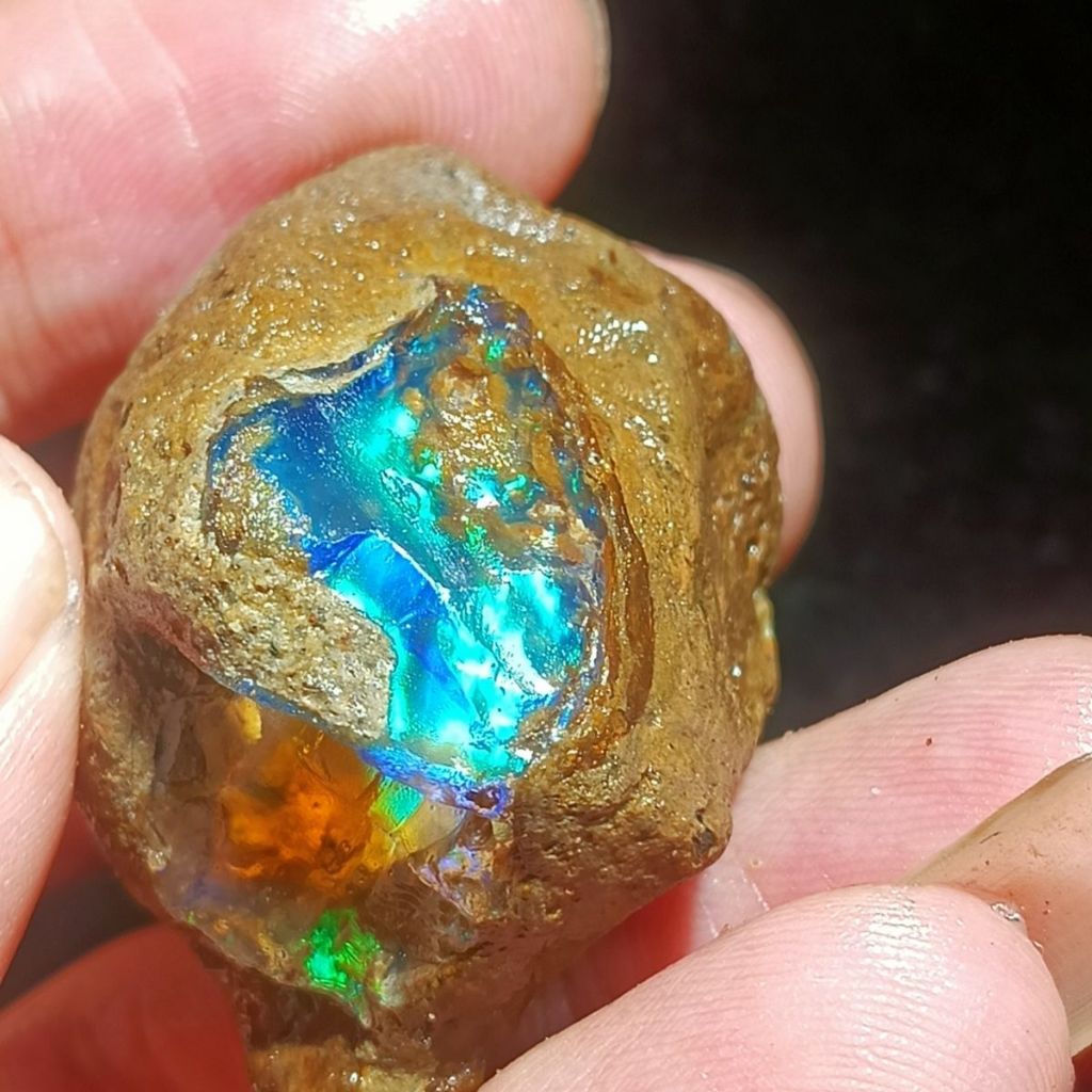 Opal tự nhiên Một Opal tự nhiên đầy màu sắc Đá thô Opal thô Chất liệu tay không đều đầy màu sắc