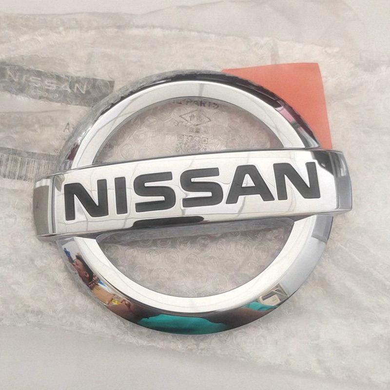 Logo NISSAN TERRA NISSAN trên nắp thân cây