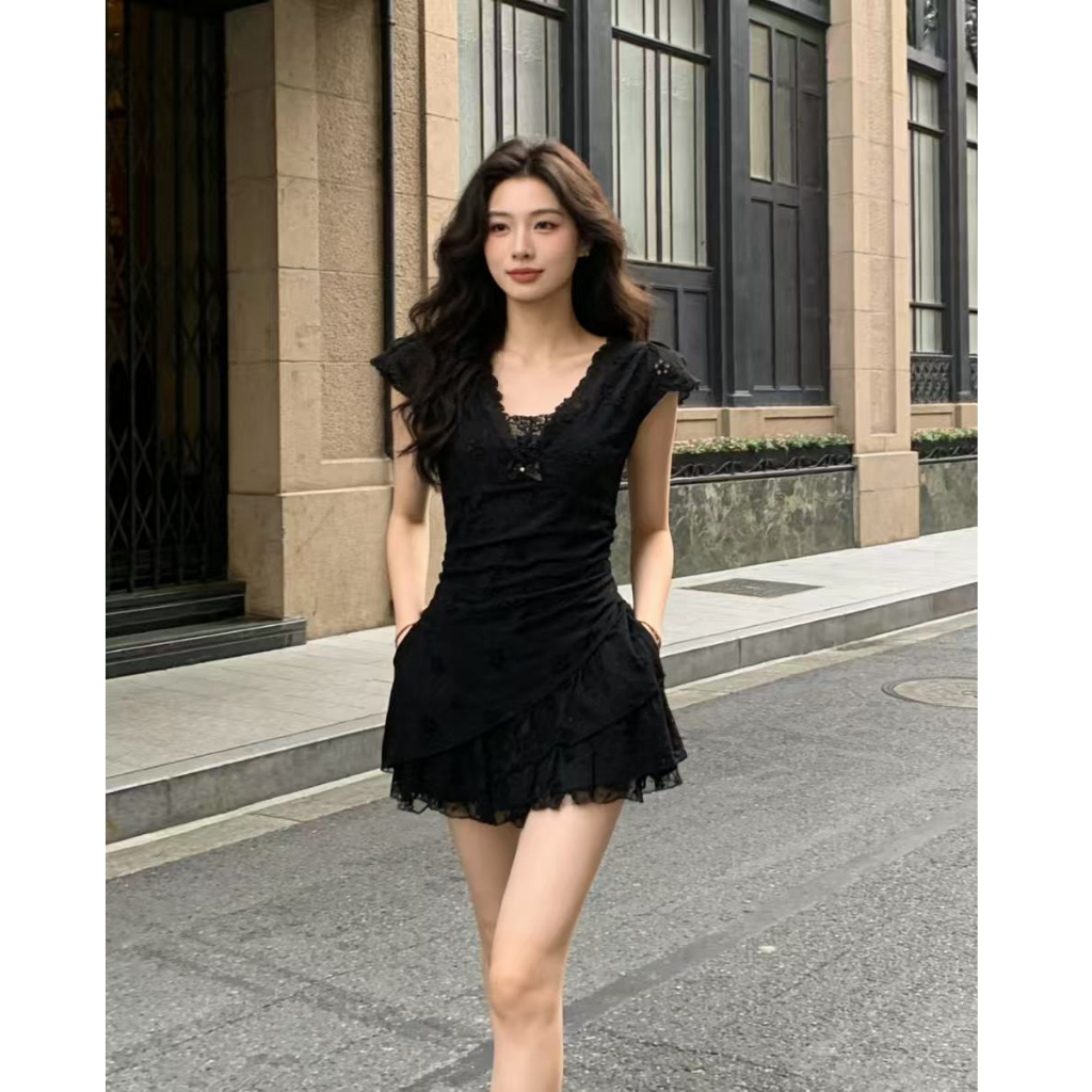 【Black strawberry】Two irregularly designed lace dresses for Korean women's clothing