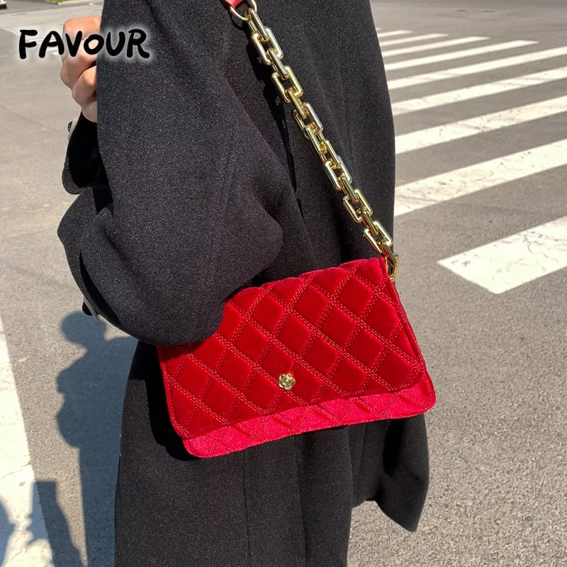 Túi Đeo Chéo Phủ Lông Phối Dây Xích Thời Trang 2022 Trẻ Trung Cho Nữ