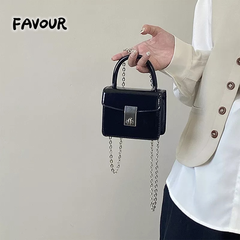 Túi Đeo Chéo Da Bóng Hình Vuông Cỡ Nhỏ Phối Dây Xích Thời Trang Nhật Hàn 2023 Cho Nữ