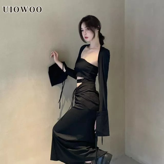 Set đồ UIOWOO gồm áo và chân váy dây rút màu đen phù hợp với mùa thu dành cho nữ sinh (Có bán lẻ)