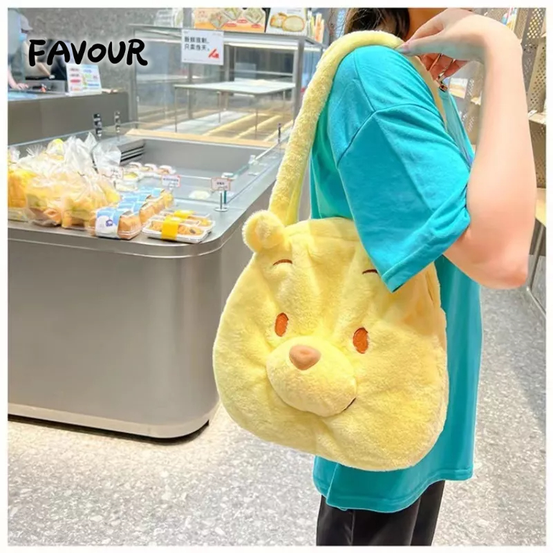 Túi Xách Đeo Vai Lông Xù Cỡ Lớn Họa Tiết Gấu Pooh Dễ Thương