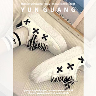 Yunguang Giày đế dày màu đen trắng phiên bản Hàn Quốc, giày thể thao nữ mới mùa xuân hè