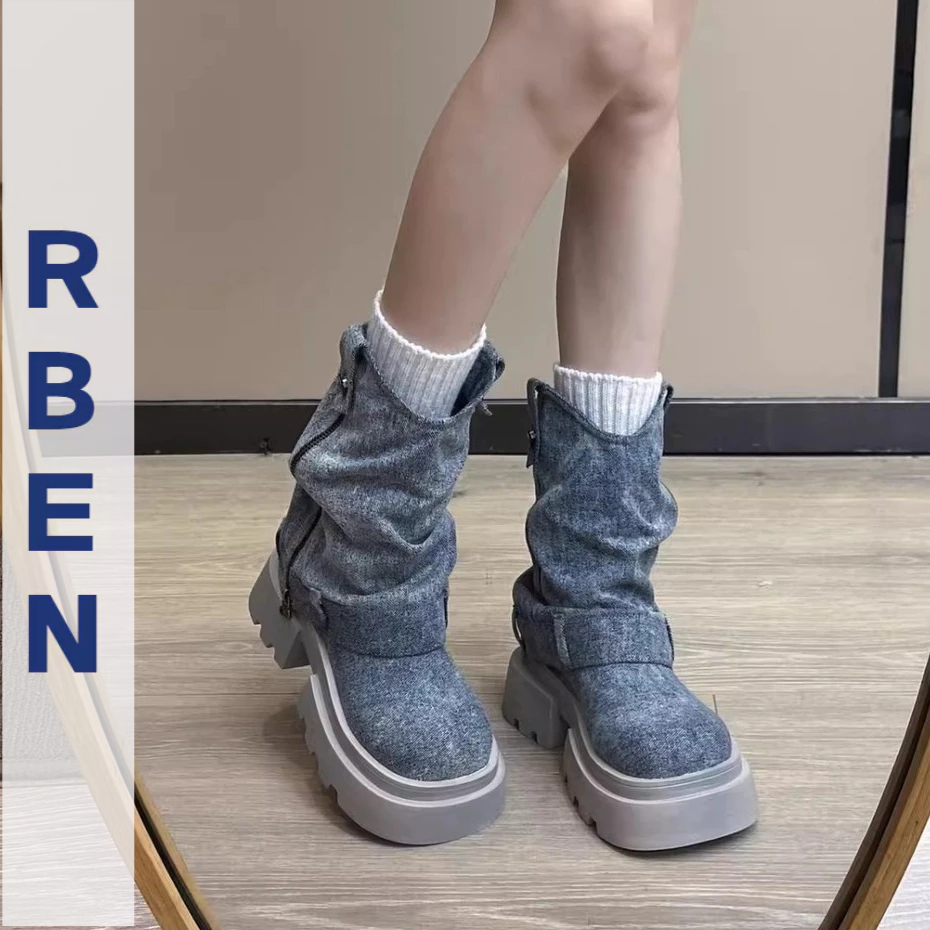 Giày bốt da nữ. Quần và bốt thiết kế cổ điển. Giày bốt denim ngắn, bốt Martin đế dày, bốt dụng cụ cũ.