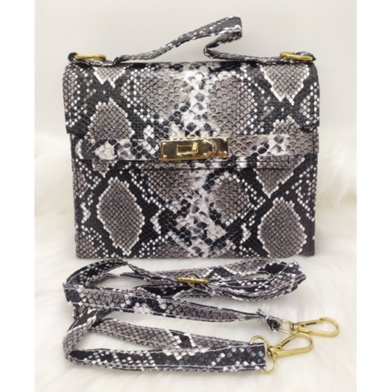 Túi đeo chéo chất da sần có vân da rắn màu xám