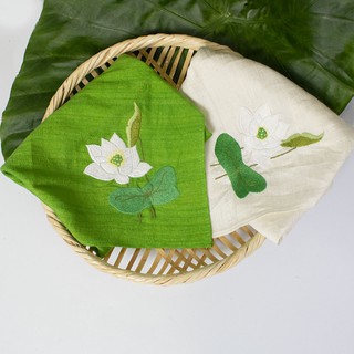 Khăn tay nữ tơ tằm thêu hoa sen trắng truyền thống kích thước 35x35 cm.
