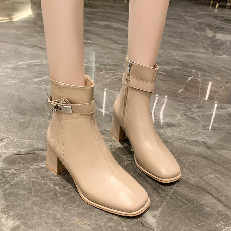 Giày boot mũi vuông duyên dáng dễ phối đồ dành cho nữ | BigBuy360 - bigbuy360.vn