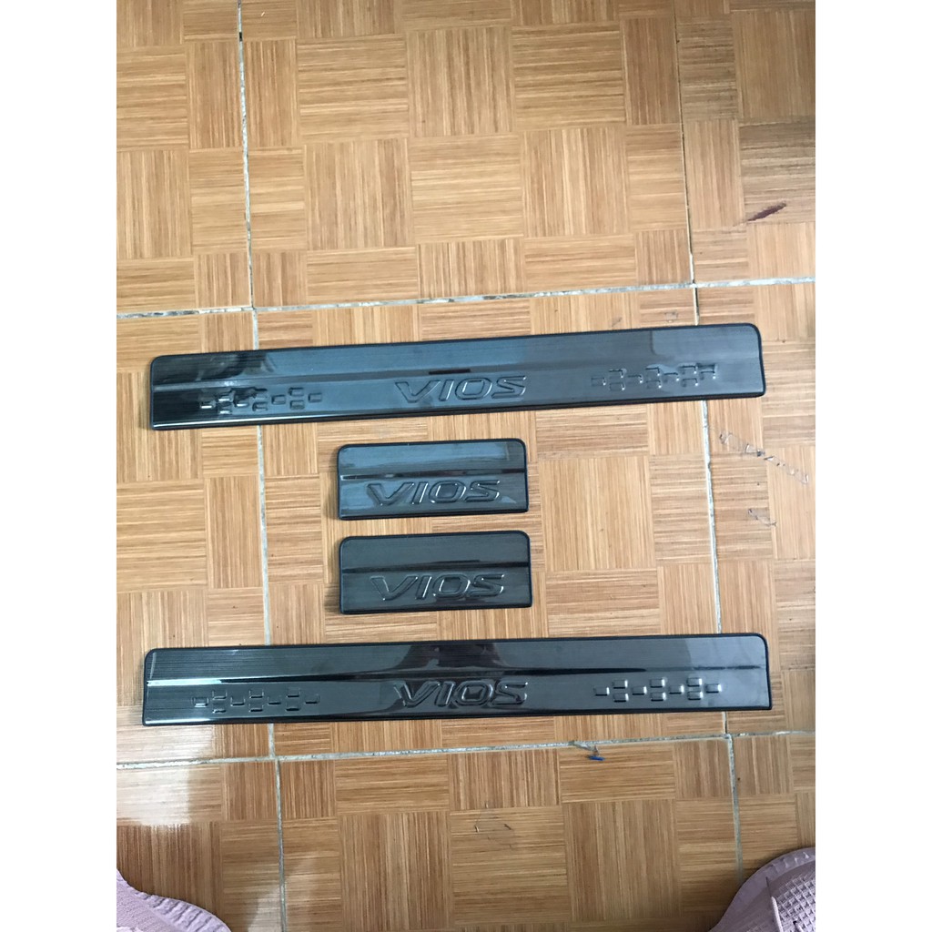 Bộ ốp nẹp bước chân ngoài Titan cho Xe Toyota Vios dùng chung các form 2014 đến 2020