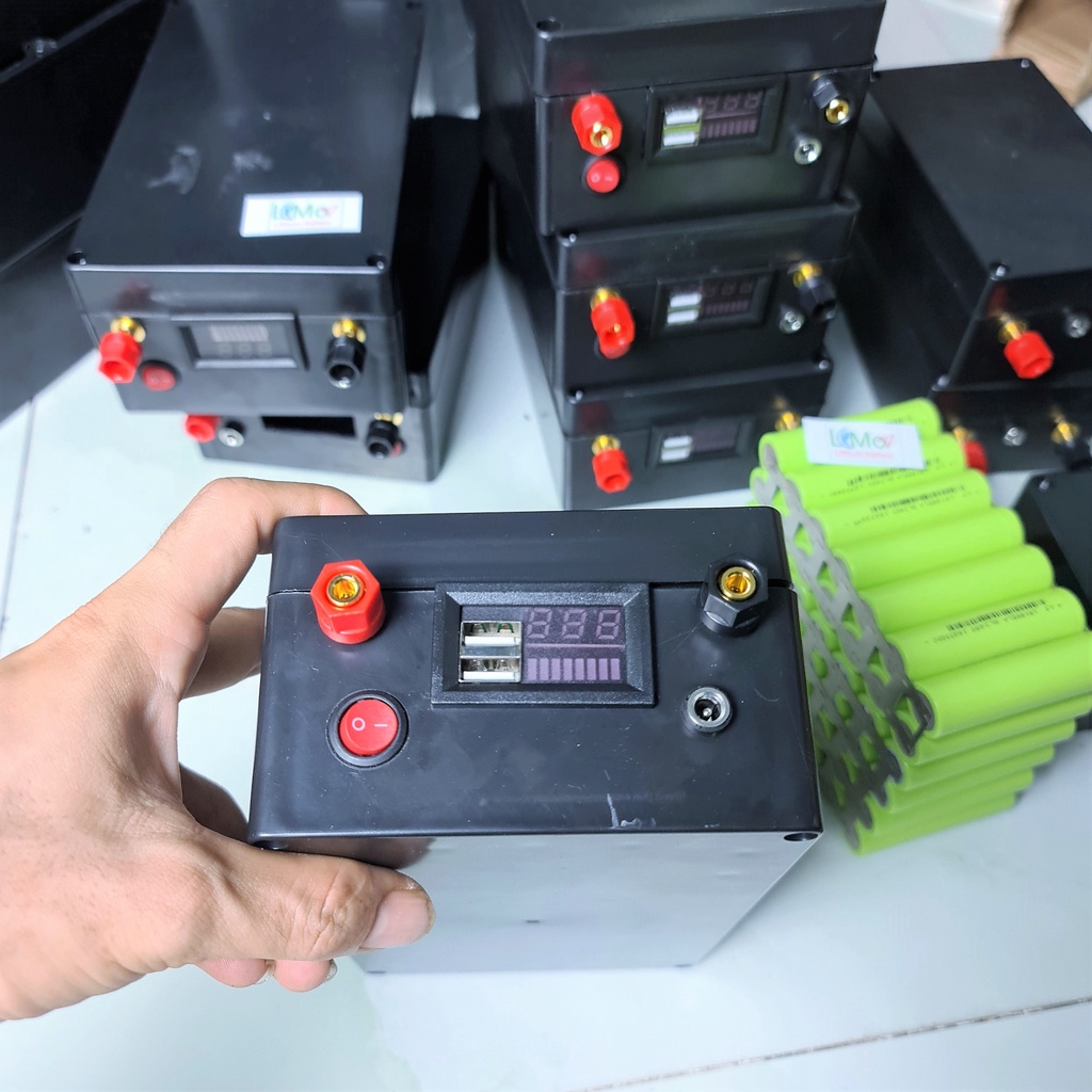 Hộp nhựa ABS đựng vừa 54 cell pin 18650. Vỏ bình acquy pin, được gắn sẵn đồng hồ báo pin, jack sạc pin KT 200x120x75mm