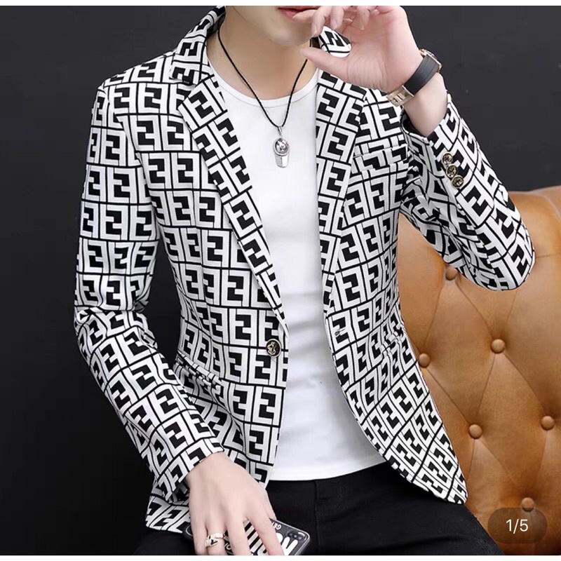 Áo vest nam in hoạ tiết đan móc và hoạ tiết chữ