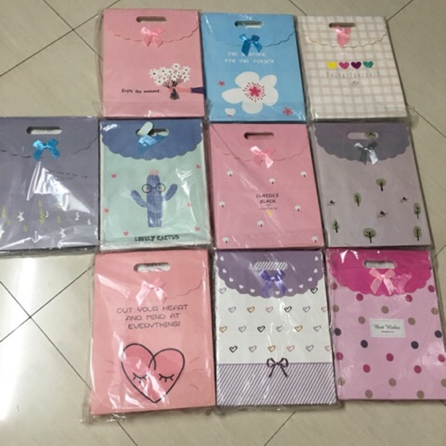 1 lố = 12 túi quà giấy nhiều màu sắc có nắp gập dính hàng đẹp . Size to nhất : 28x15x37cm