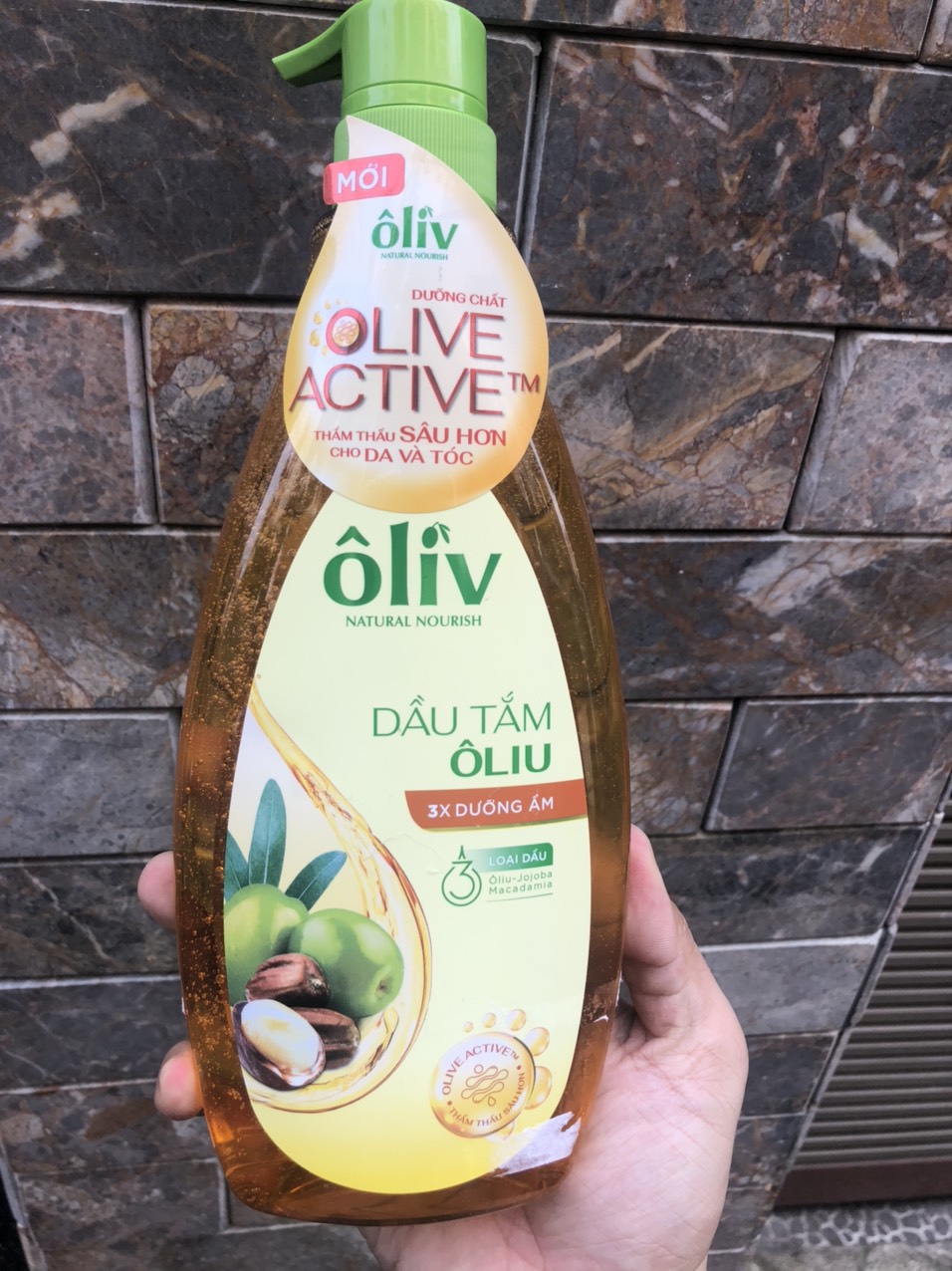 Dầu tắm dưỡng da Oliu Oliv Natural Nourish Virgin Olive Oil 650ml ( tặng 1 dầu gội olive )