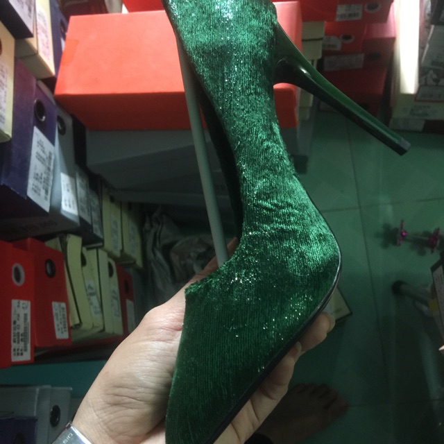 2 đôi giày cao gót và bệt