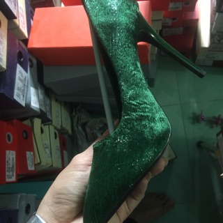 2 đôi giày cao gót và bệt
