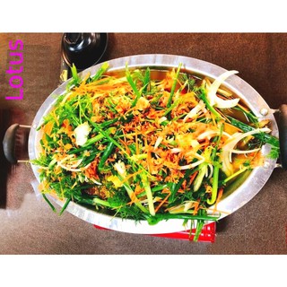 Khay lẩu cá chép om dưa bằng inox có tai cầm và vỉ hấp nấu đa năng trên các loại bếp