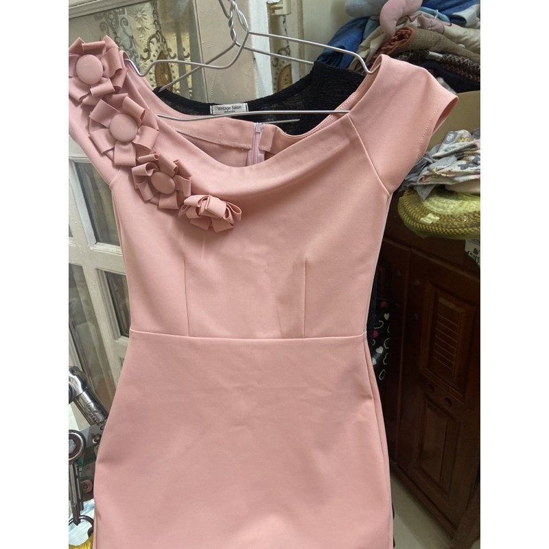 đầm Hồng nude bẹt vai kết hoa cầu vai sz S