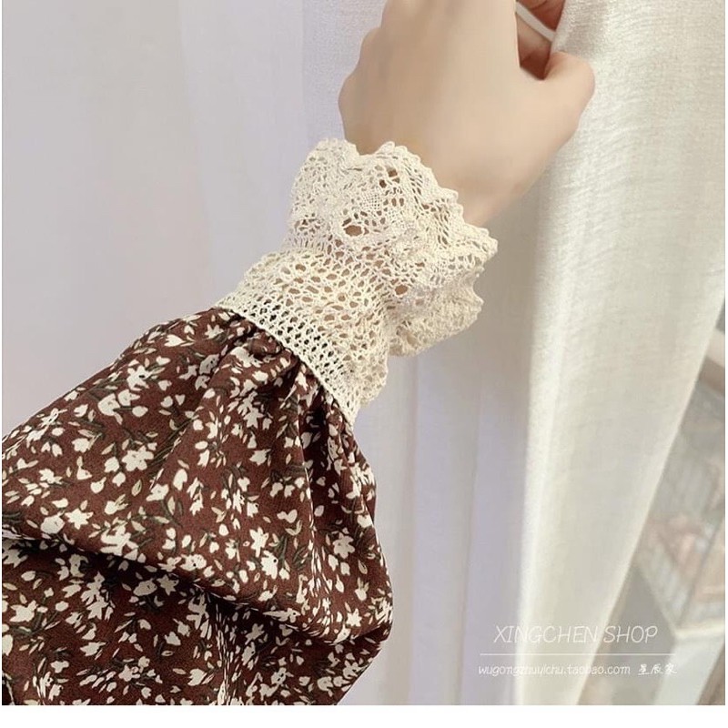 Váy hoa nhí tay và cổ viền ren