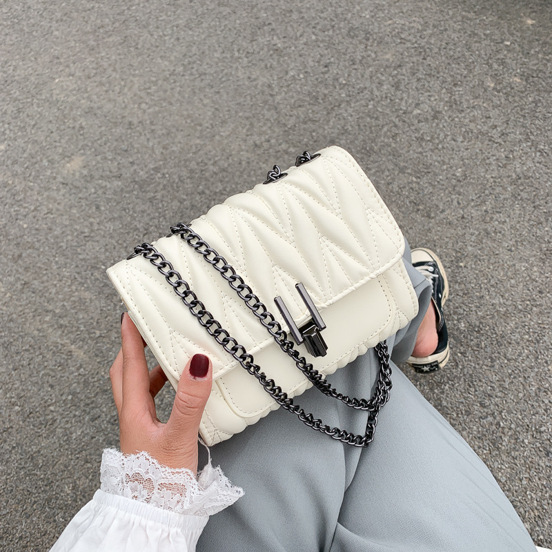 Túi Đeo Chéo Dáng Vuông Đính Đá Phối Dây Xích Sang Trọng Sành Điệu