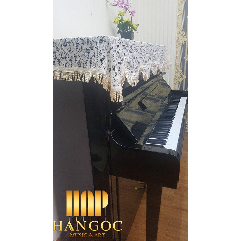 LỰA CHỌN HÒA HẢO CHỎ CÂY PIANO: Khăn phủ đàn piano chất liệu ren, tông màu trắng đường nét đẹp tinh xảo