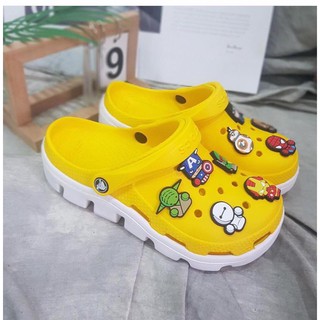Dép Sục cá sấu Thời Trang dành cho Nam Nữ màu Vàng Đế Trắng và Tặng 6 Sticker 2D