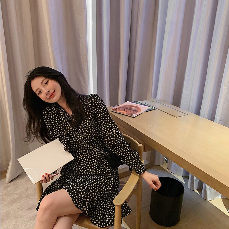 Váy dài tay hoa nhí màu đen cổ V thắt eo xòe ngắn kiểu Pháp mùa thu nhẹ nhàng