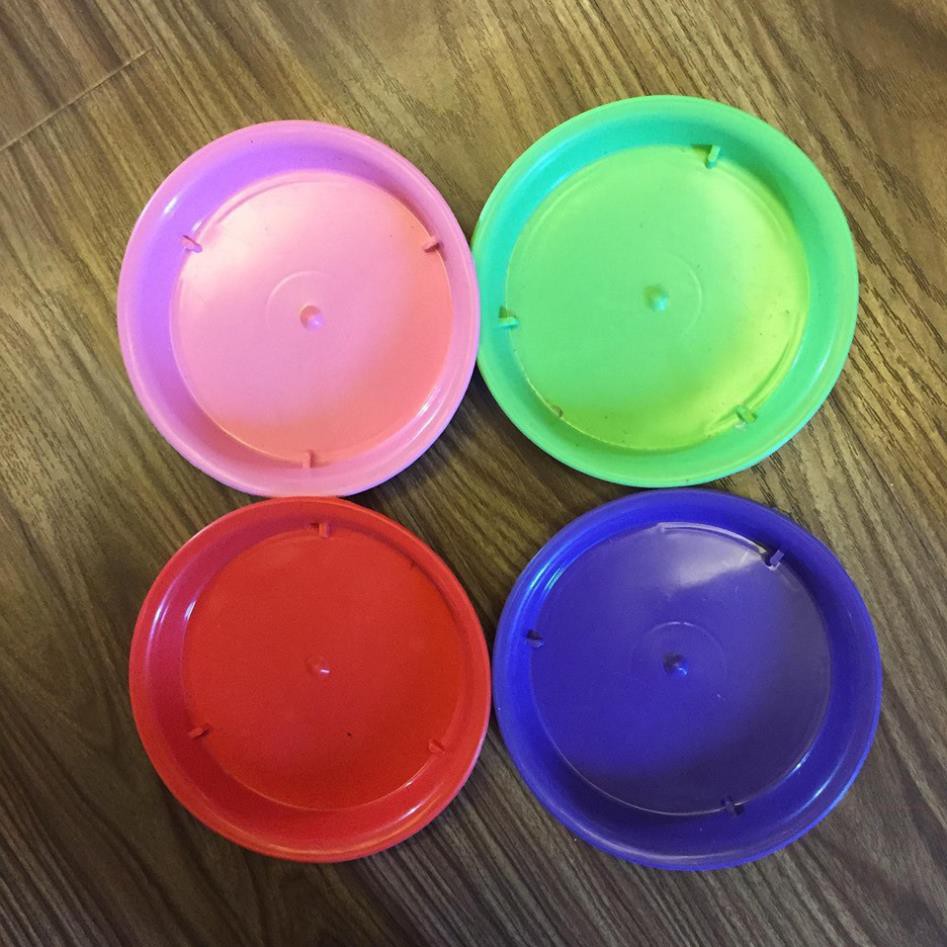 Đĩa tròn lót chậu đường kính cả đĩa 12 cm, lòng đĩa 10 cm