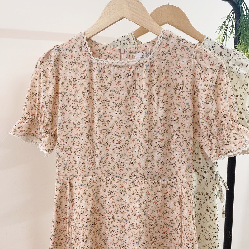 Đầm hoa nhí cổ vuông phối ren cổ và tay, khoá kéo, lót lụa,nơ buộc hai bên