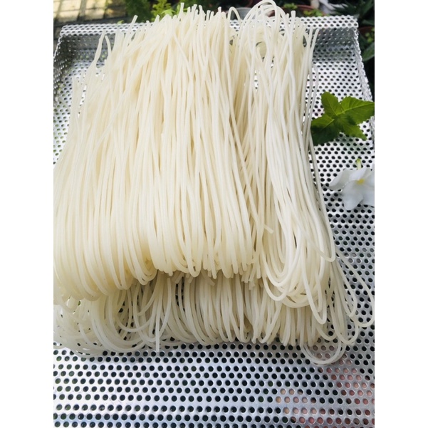 Bún khô , phở khô , bún gấc,bánh canh Trảng bàng, bánh tráng trắng cuốn thịt. ít