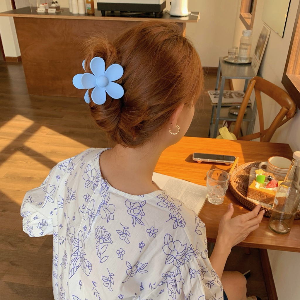 Kẹp tóc càng cua hình bông hoa năm cánh cỡ lớn chất liệu acrylic phong cách Hàn Quốc đơn giản cho bạn gái