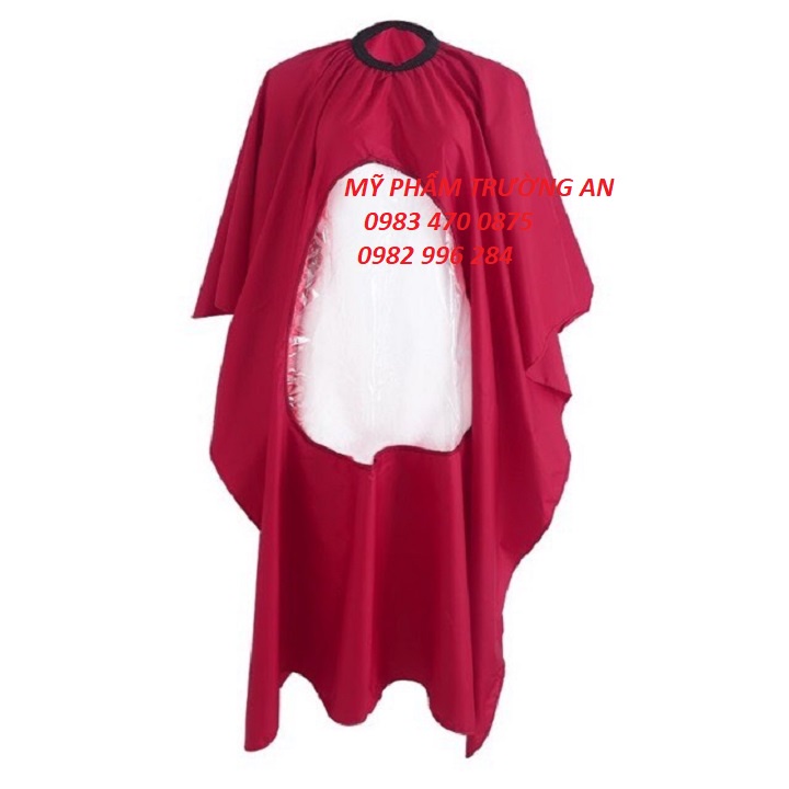 Áo choàng cắt tóc xem điện thoại