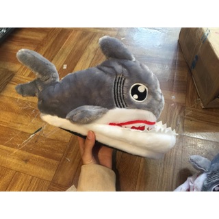 Dép bông cá mập trả khách