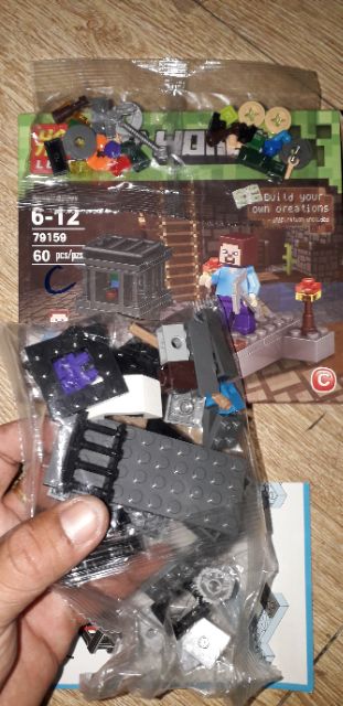 Lắp ráp 1 hộp LegoMineCraft MyWord 79159 có nhiều chi tiết bằng nhựa ABS
