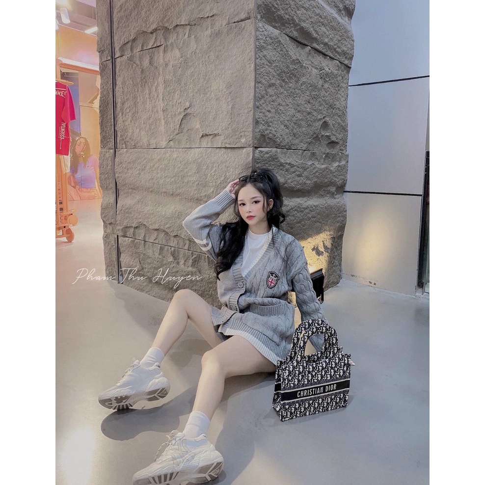 Áo khoác cardigan nữ, áo khoác form rộng nữ huy hiệu ngực kẻ tay cá tính chất len dày mặc ấm phom oversize xinh xắn | BigBuy360 - bigbuy360.vn