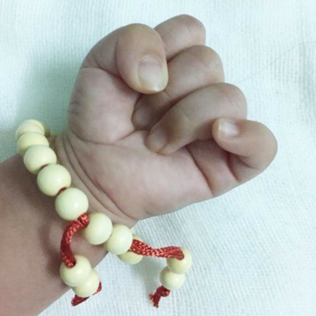 Vòng dâu tằm tránh gió, tránh giật mình cho bé