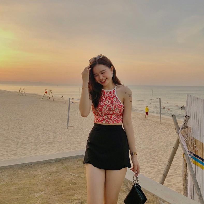 Chân váy ngắn lưng cao. Chân váy dáng A xẻ tà màu đen có lót trong phong cách ulzzang Hàn Quốc, thiết kế T-Ju (cv lala) | BigBuy360 - bigbuy360.vn