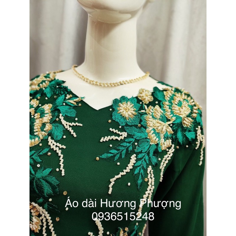 Áo dài trung niên màu xanh