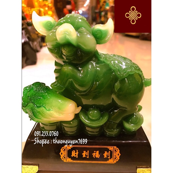 Tượng Heo (Lợn) phong thuỷ ôm bông cải màu xanh ngọc .(cao 16, dài 13, rộng 9)