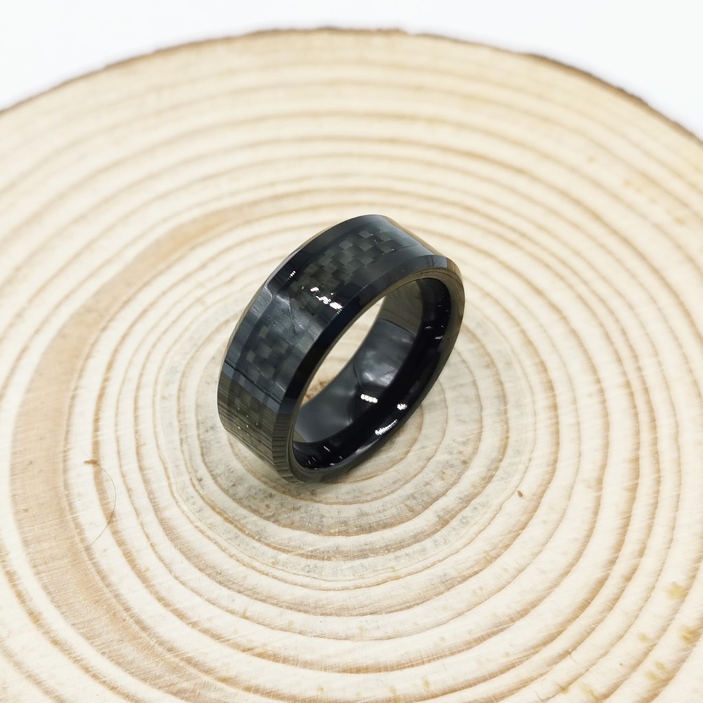 Nhẫn đen chất liệu vonfram cao cấp rất bền và chống trầy xước bề mặt