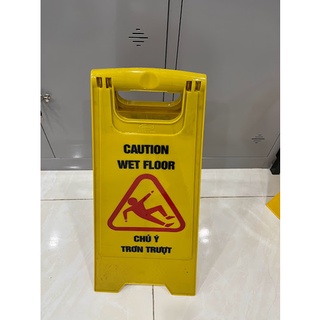 Biển cảnh báo trơn trượt
