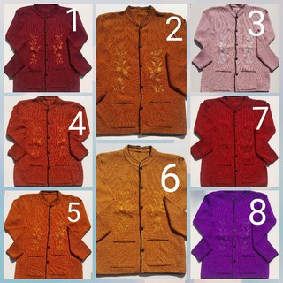 Áo len bà già thêu hoa