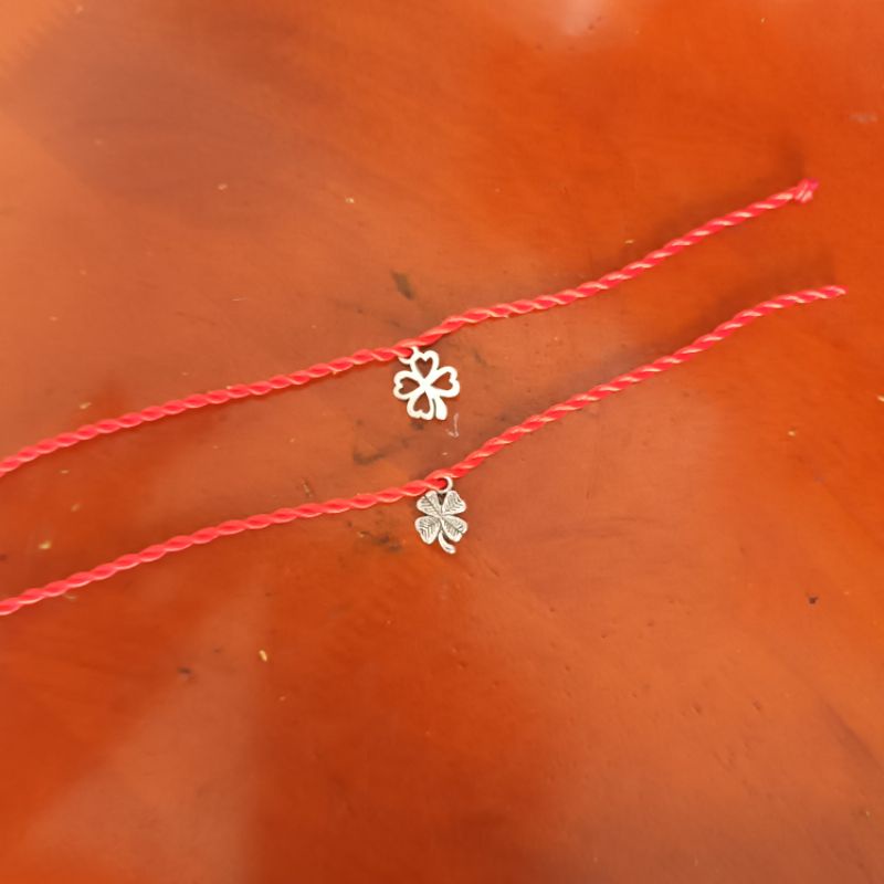 Vòng chỉ đỏ mic charm cỏ 4 lá may mắn bình an