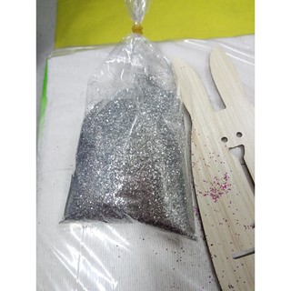 kim tuyến màu bạc. gói 100gram. hàng đẹp, rất lấp lánh. đẹp hơn hình luôn nha các bạn. ở ngoài rất lấp lánh lun.