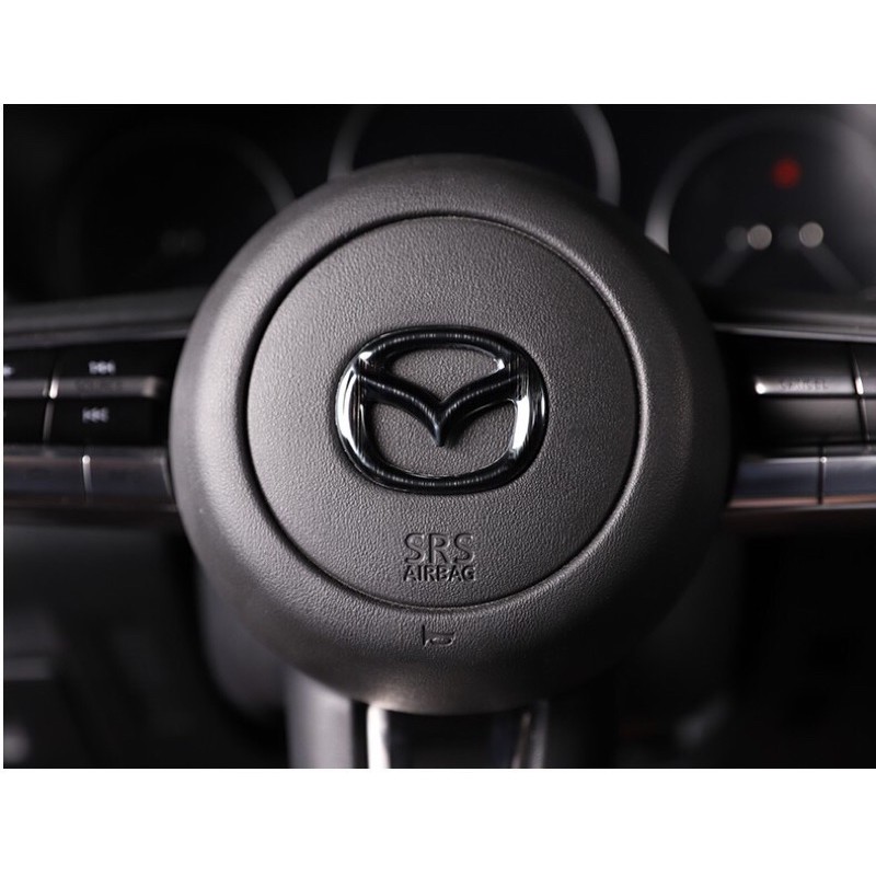 Trang trí logo trên vô lăng xe mazda 3 all new 2020 2021 cx30