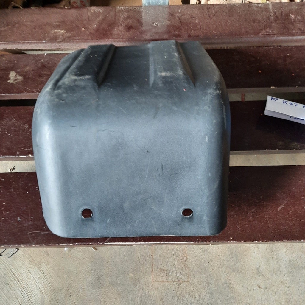 Ốp cản  trước xe Huyndai 5 tấn đời 97,  Kích thước rộng 26cm dài 35cm