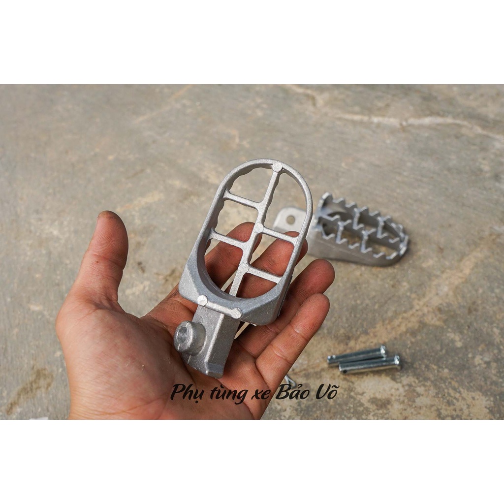 Gác chân cào cào kim loại độ nhiều dòng xe