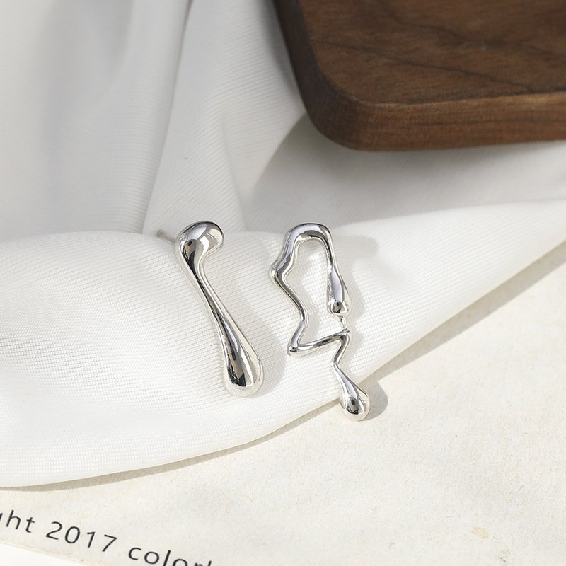 Bông tai hình trù tượng bất đối xứng phá cách cá tính hiện đại Mely H100